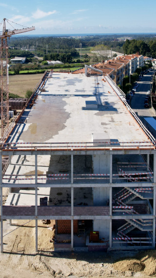 Unidade Residencial e Creche de Guilhabreu em fase de alvenarias